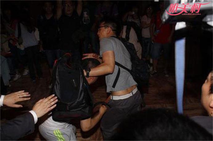 老公群殴老婆领导