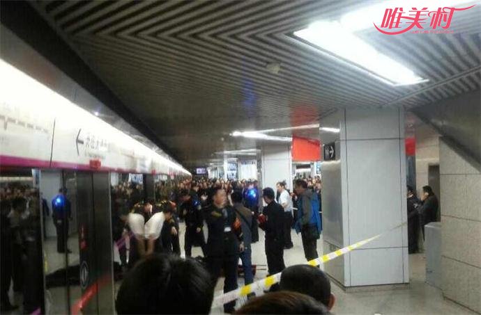 乘地铁胳膊被门夹 乘地铁胳膊被门夹