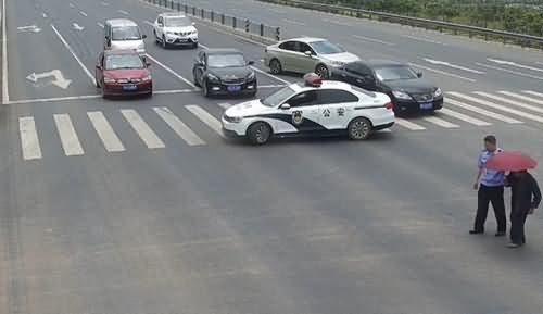 成都警车霸气拦路,成都警车拦路,成都,成都警车,拦路 成都警车霸气拦路,成都警车拦路,成都,成都警车,拦路
