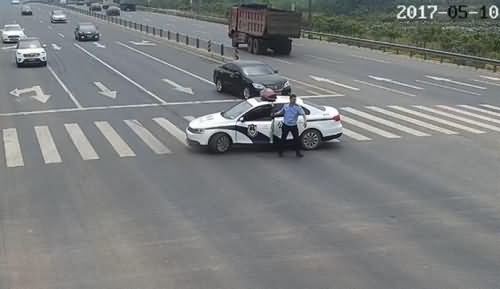 成都警车霸气拦路,成都警车拦路,成都,成都警车,拦路 成都警车霸气拦路,成都警车拦路,成都,成都警车,拦路