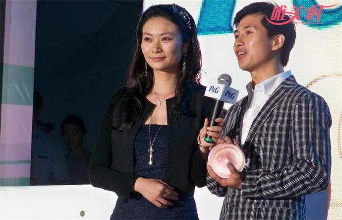 黄豆豆和老婆粟奕出席某活动