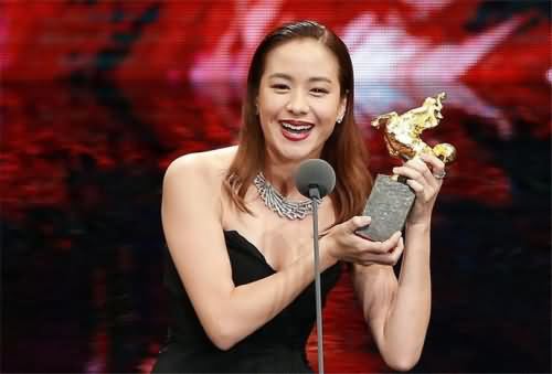 林嘉欣酒楼喂母乳 林嘉欣酒楼喂母乳