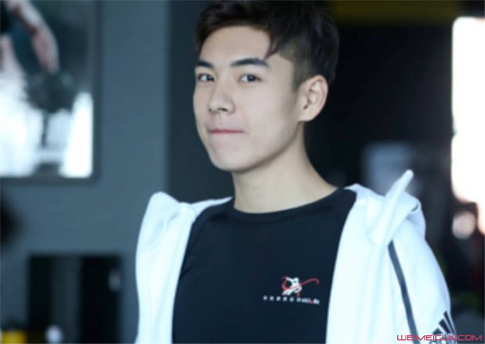 何泽远 何泽远