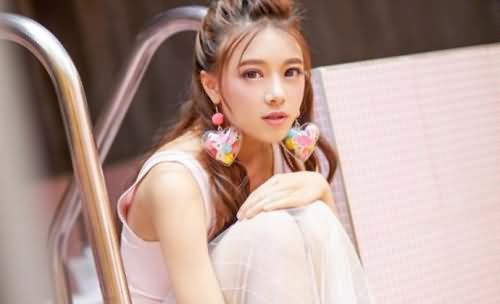 骆歆lol赛后采访肩带滑落