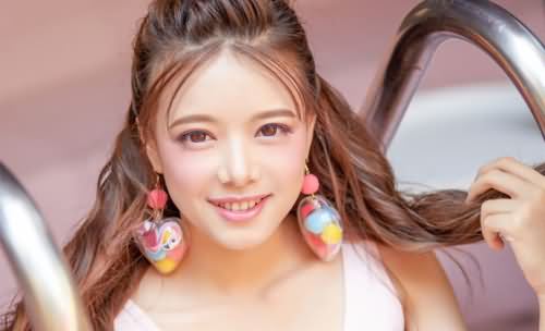 骆歆lol赛后采访肩带滑落