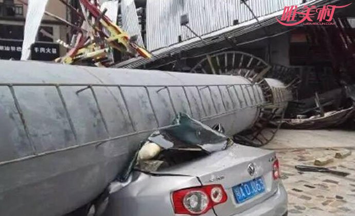 广告牌砸坏多辆车 广告牌砸坏多辆车
