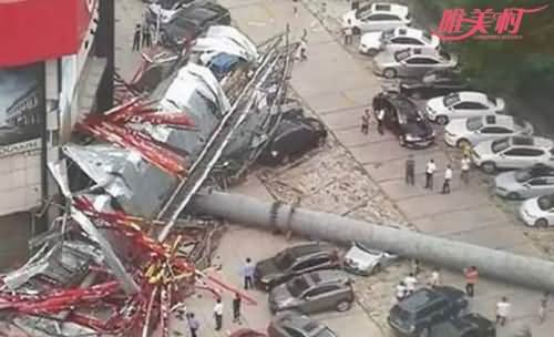 广告牌砸坏多辆车 广告牌砸坏多辆车