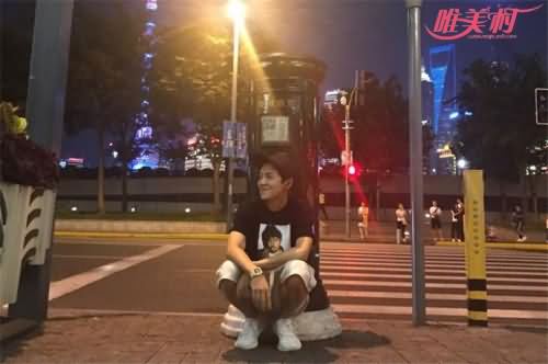 鹿晗和网红邮筒合影