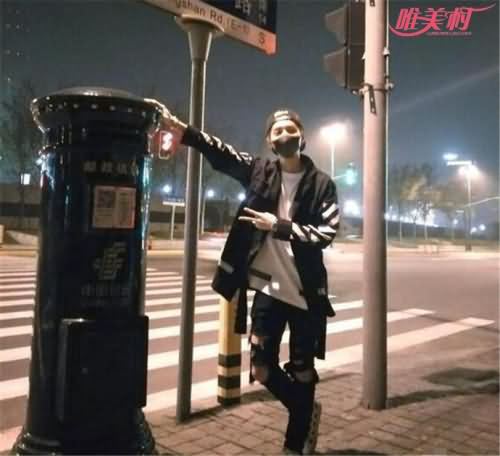 鹿晗和网红邮筒合影