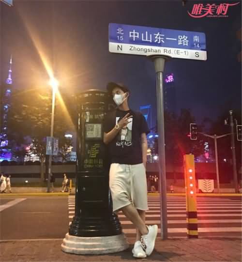 鹿晗和网红邮筒合影