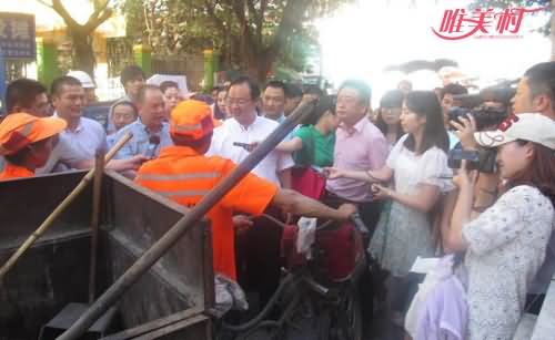 环卫工捡万元现金拒要补偿获赞