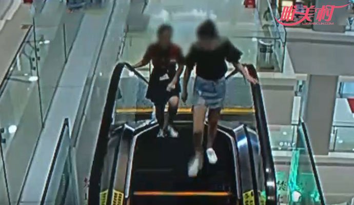 女子电梯当跑步机