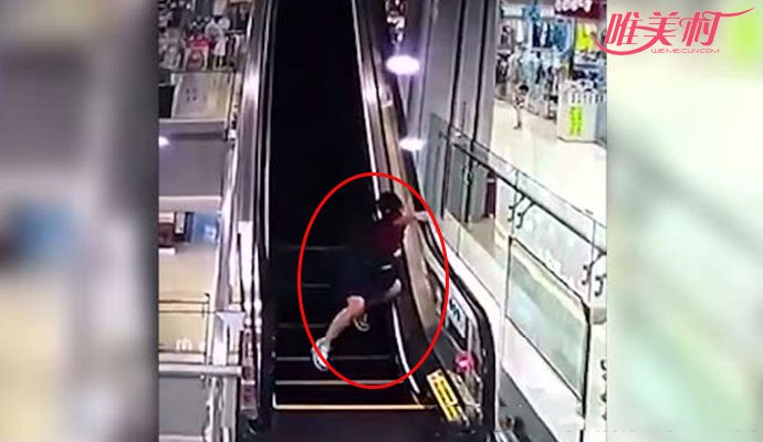 女子电梯当跑步机手指被夹 两段不同监控画面引众人热议