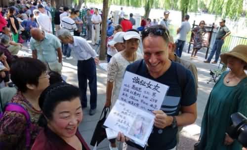 老外为儿子举牌征婚 相亲角现外国人引大爷大妈围观打听