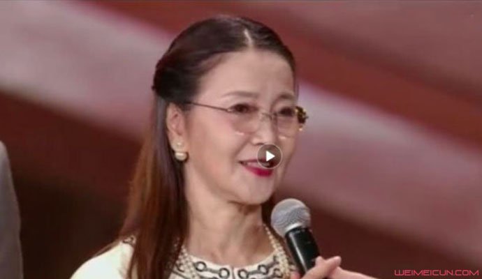 李小璐妈妈高调亮相 62岁中俄混血张伟欣如今长这样
