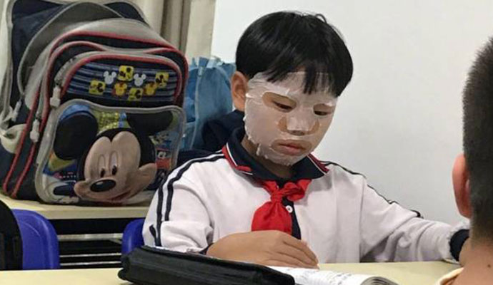 男生辅导班敷面膜