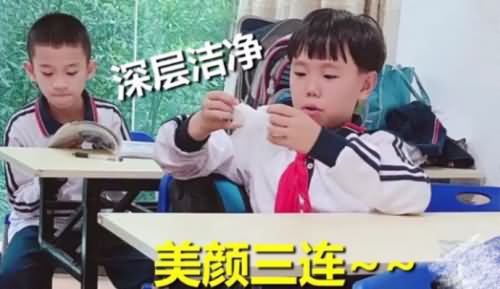 男生辅导班敷面膜