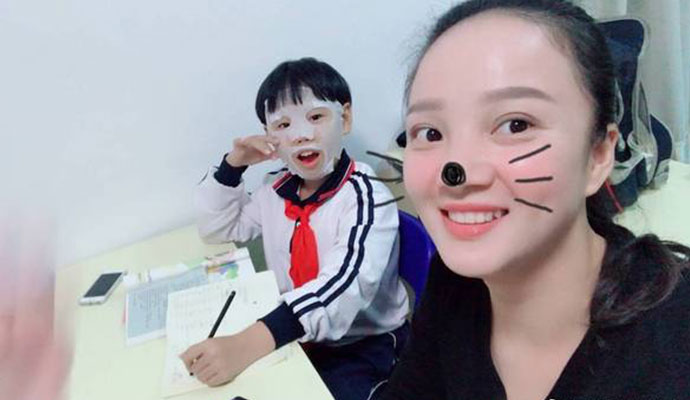 男生辅导班敷面膜