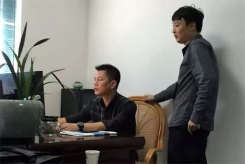 刑警坚持坐动车过道 刑警坚持坐动车过道