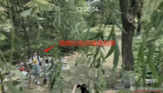 运垃圾进公园摆拍