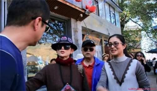 李亚鹏杨丽萍同框引围观