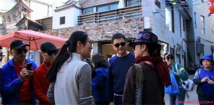 李亚鹏杨丽萍同框 疑同游大理的他们是什么关系呀