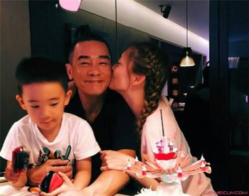 陈小春应采儿一家三口 陈小春应采儿一家三口