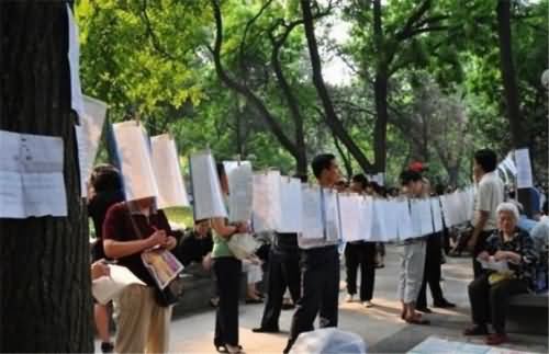 中山公园相亲火爆 相亲角已经有了十多年的历史了