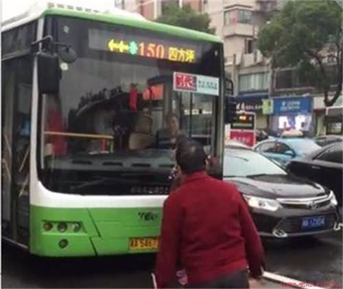 大妈拦公交车怎么回事 大妈以身拦公交车12分钟始末曝光