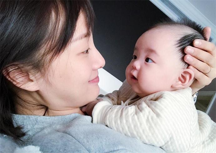 章龄之曝二胎儿子 浓眉大眼破可爱辣妈产后复原宛如少女