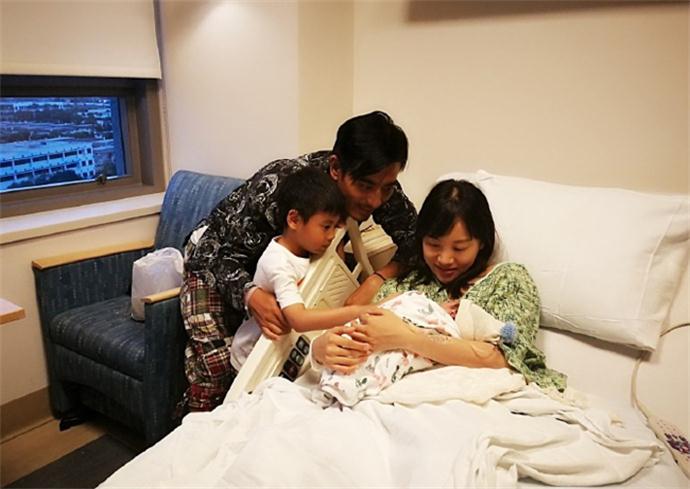 章龄之陈龙一家四口 章龄之陈龙一家四口