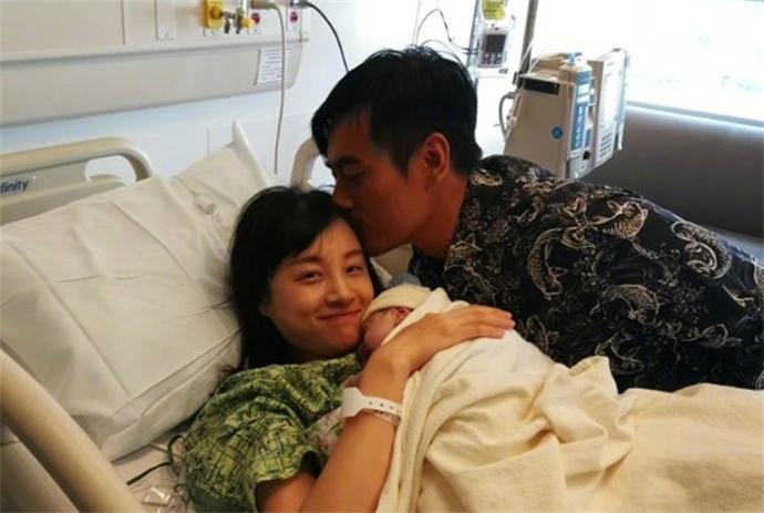 陈龙亲吻章龄之额头 陈龙亲吻章龄之额头