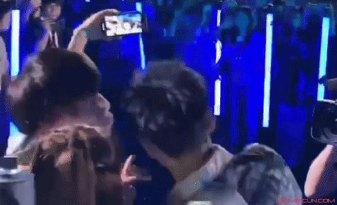 男粉偷亲黄子韬 男粉偷亲黄子韬