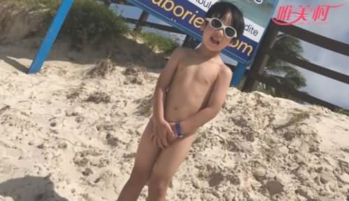 吴尊全裸海滩度假晒裸照 儿子被老爸坑还露笑脸