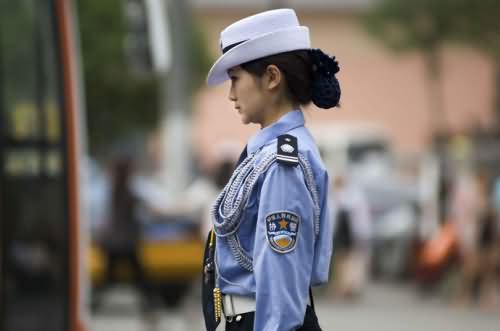 女子交警面前脱衣