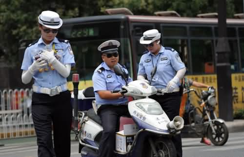 女子交警面前脱衣