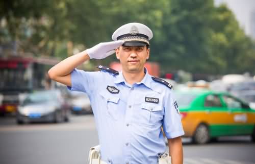 女子交警面前脱衣