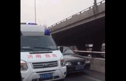 小车故意挡救护车