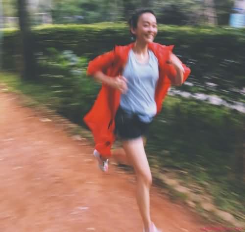 陈意涵挺孕肚跑步 陈意涵挺孕肚跑步
