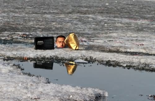 市民冰窟窿里救人