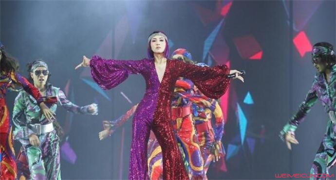 杨千嬅意外摔倒怎么回事