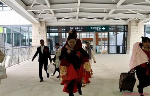 坐动车迎娶新娘 坐动车迎娶新娘