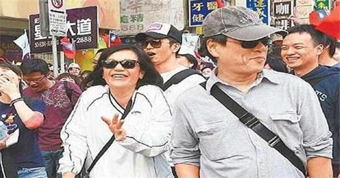 张艾嘉和老公王靖雄年轻时的合影 张艾嘉和老公王靖雄年轻时的合影
