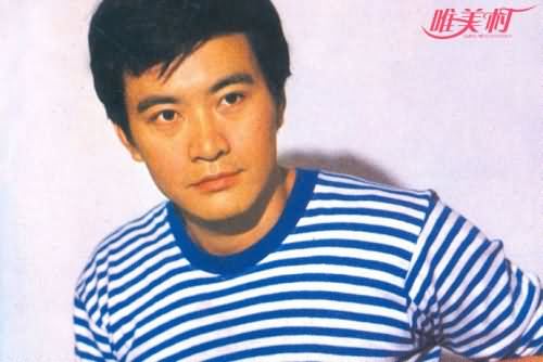 周里京白蓝相间上衣十分帅气