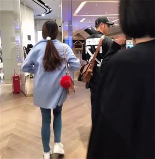 任重带女朋友商场扫货 任重带女朋友商场扫货