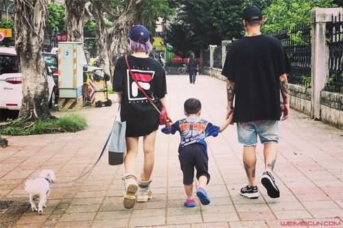 呆宝静一家三口的背影