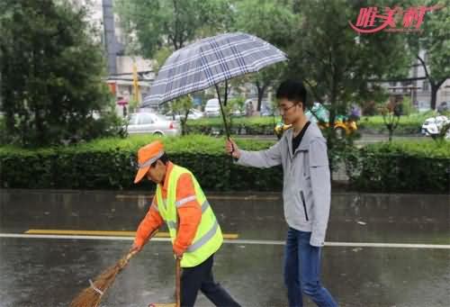 大学生为保洁员撑伞 人间自有温情在