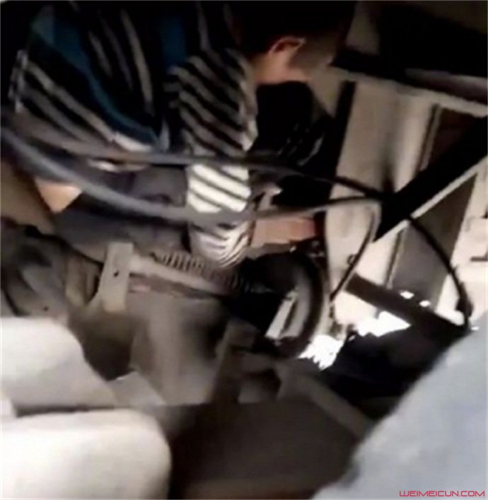 男孩扒车底 男孩扒车底