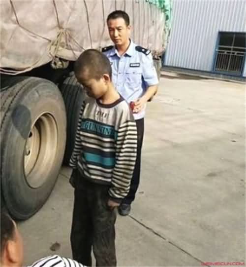 男孩扒车底被带出 男孩扒车底被带出