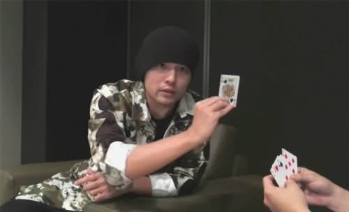 周杰伦再展魔术功力 不怕特写出神入化网友上演揭穿戏码